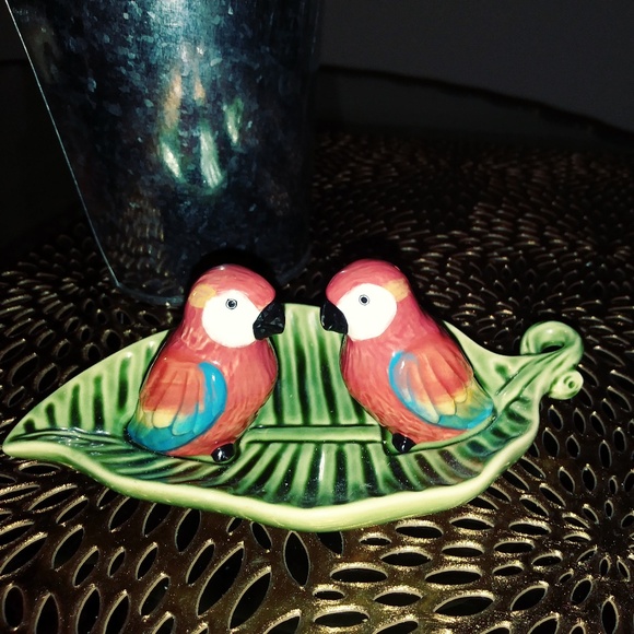grasslands road Other - GRASSLANDS ROAD PARROT SALT & PEPPER SHAKERS